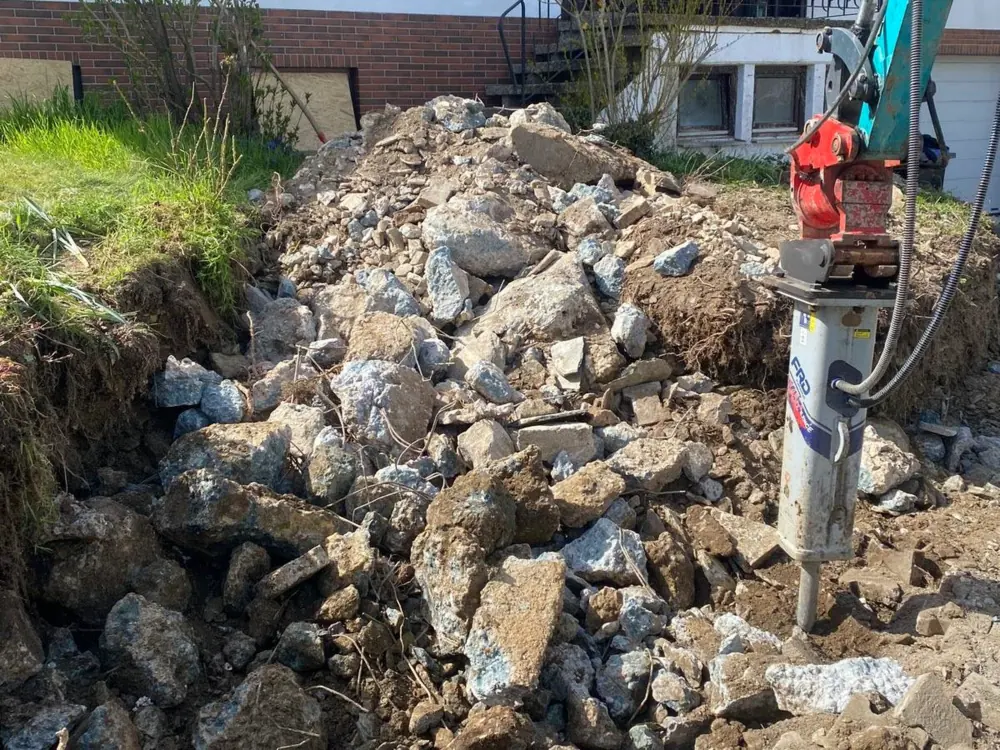 Abbruch der alten Treppe mit dem Hydraulikhammer am Bagger