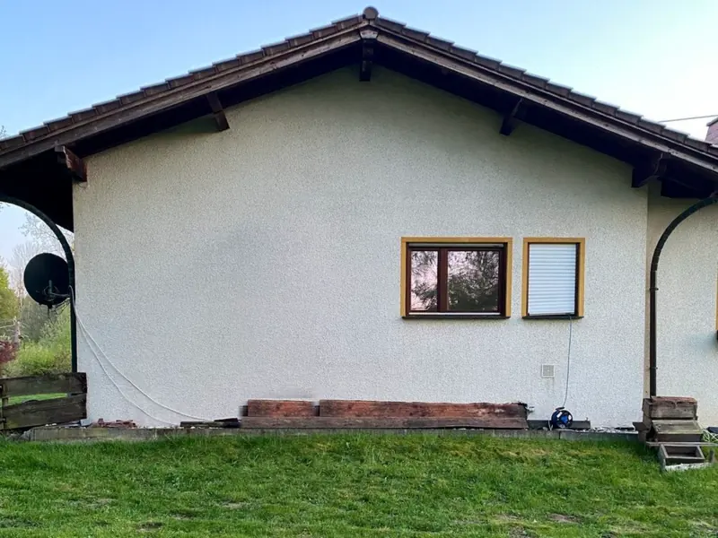 Gereinigte, saubere Hausfassade