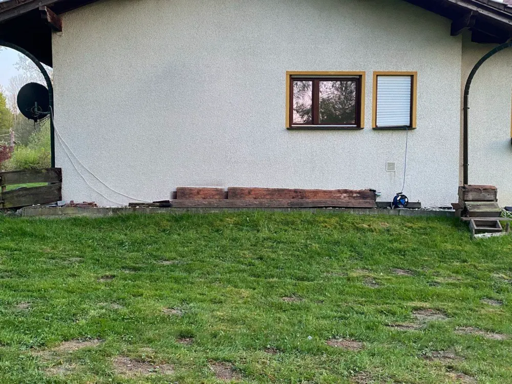 Dieselbe Hausfassade nach der Reinigung, sauber und hell