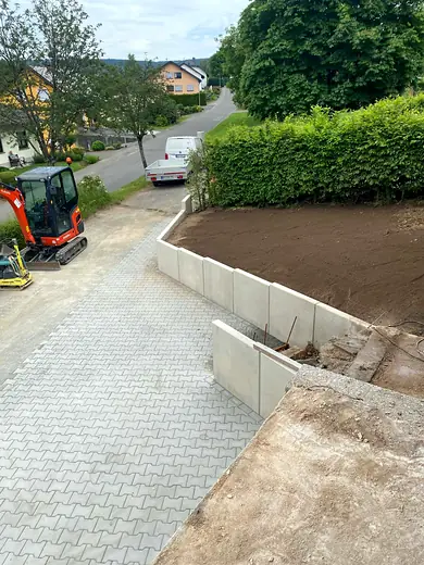 Gartenbau Projekt: Pflasterarbeiten und neue Stützmauer